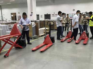 電動(dòng)高升程搬運(yùn)車交付使用，感謝廠家羅總親自跟客戶講解操作方法！